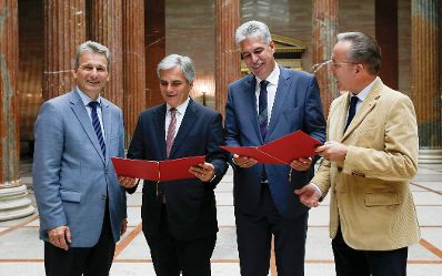 Am 23. September 2014 &uuml;berreichten der &Ouml;GB-Pr&auml;sident Erich Foglar (l.) und der Arbeiterkammer-Pr&auml;sident Rudolf Kaske (r.) eine Unterschriftenmappe zur &Ouml;GB-AK-Steuerkampagne an Bundeskanzler Werner Faymann (m.l.) und Finanzminister Hans J&ouml;rg Schelling (m.r.).