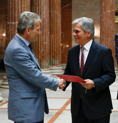 Am 23. September 2014 &uuml;berreichten der &Ouml;GB-Pr&auml;sident Erich Foglar (l.) und der Arbeiterkammer-Pr&auml;sident Rudolf Kaske eine Unterschriftenmappe zur &Ouml;GB-AK-Steuerkampagne an Bundeskanzler Werner Faymann (r.) und Finanzminister Hans J&ouml;rg Schelling.