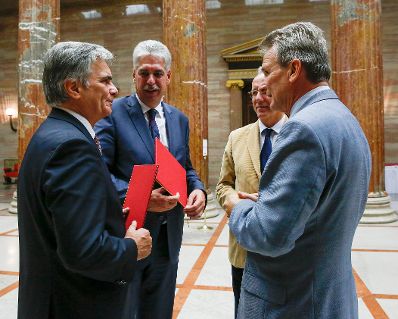 Am 23. September 2014 &uuml;berreichten der &Ouml;GB-Pr&auml;sident Erich Foglar (r.) und der Arbeiterkammer-Pr&auml;sident Rudolf Kaske (m.r.) eine Unterschriftenmappe zur &Ouml;GB-AK-Steuerkampagne an Bundeskanzler Werner Faymann (l.) und Finanzminister Hans J&ouml;rg Schelling (m.l.).