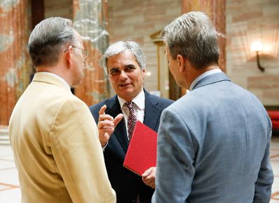 Am 23. September 2014 &uuml;berreichten der &Ouml;GB-Pr&auml;sident Erich Foglar (r.) und der Arbeiterkammer-Pr&auml;sident Rudolf Kaske (l.) eine Unterschriftenmappe zur &Ouml;GB-AK-Steuerkampagne an Bundeskanzler Werner Faymann (m.) und Finanzminister Hans J&ouml;rg Schelling.