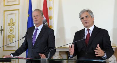 Bundeskanzler Werner Faymann (r.) mit Vizekanzler und Bundesminister Reinhold Mitterlehner (l.) beim Pressefoyer nach dem Ministerrat am 18. November 2014.