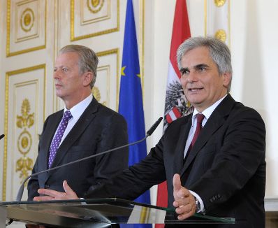 Bundeskanzler Werner Faymann (r.) mit Vizekanzler und Bundesminister Reinhold Mitterlehner (l.) beim Pressefoyer nach dem Ministerrat am 18. November 2014.