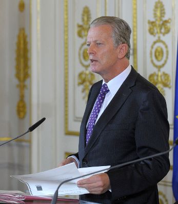 Vizekanzler und Bundesminister Reinhold Mitterlehner beim Pressefoyer nach dem Ministerrat am 18. November 2014.