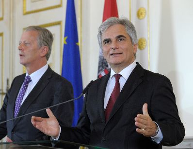 Bundeskanzler Werner Faymann (r.) mit Vizekanzler und Bundesminister Reinhold Mitterlehner (l.) beim Pressefoyer nach dem Ministerrat am 18. November 2014.