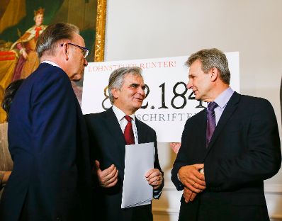Am 18. November 2014 wurden 882.184 Unterschriften der Kampagne &quot;Lohnsteuer senken&quot;, von Vertretern des &Ouml;sterreichischen Gerwerkschaftsbundes und der Arbeiterkammer der Bundesregierung, vertreten durch den Bundeskanzler, Vizekanzler und den Finanzminister &uuml;bergeben. Im Bild Bundeskanzler Werner Faymann (m.) mit dem &Ouml;GB-Pr&auml;sidenten Erich Foglar (r.) und dem AK-Pr&auml;sidenten Rudolf Kaske (l.).