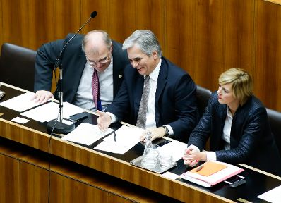 Am 19. November 2014 beantwortete Bundeskanzler Werner Faymann (m.) eine Dringliche Anfrage bei der Nationalratssitzung im Parlament. Im Bild mit Staatssekret&auml;rin Sonja Ste&szlig;l (r.) und Justizminister Wolfgang Brandstetter (l.).