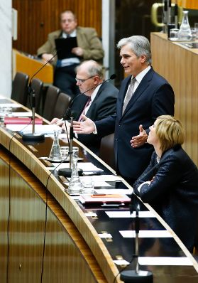 Am 19. November 2014 beantwortete Bundeskanzler Werner Faymann (m.) eine Dringliche Anfrage bei der Nationalratssitzung im Parlament. Im Bild mit Staatssekret&auml;rin Sonja Ste&szlig;l (r.) und Justizminister Wolfgang Brandstetter (l.).