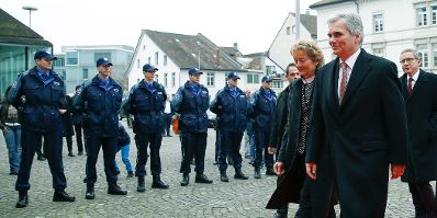 Am 21. November 2014 besuchte Bundeskanzler Werner Faymann (r.) die Schweizer Finanzministerin Eveline Widmer-Schlumpf (l.) zu einem Arbeitsgespr&auml;ch in Aarau.