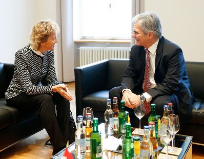 Am 21. November 2014 besuchte Bundeskanzler Werner Faymann (r.) die Schweizer Finanzministerin Eveline Widmer-Schlumpf (l.) zu einem Arbeitsgespr&auml;ch in Aarau.