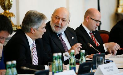 Am 24. November 2014 lud Bundeskanzler Werner Faymann (l.) die Mitglieder der Zentraleurop&auml;ischen Initiative (ZEI) zu einem Gipfeltreffen in das Bundeskanzleramt ein. Im Bild mit dem ZEI-Generalsekret&auml;r Giovanni Caracciolo di Vietri (m.) und dem Premierminister der Tschechischen Republik Bohuslav Sobotka (r.).