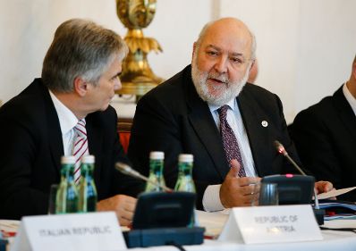 Am 24. November 2014 lud Bundeskanzler Werner Faymann (l.) die Mitglieder der Zentraleurop&auml;ischen Initiative (ZEI) zu einem Gipfeltreffen in das Bundeskanzleramt ein. Im Bild mit dem ZEI-Generalsekret&auml;r Giovanni Caracciolo di Vietri (r.).