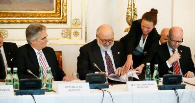 Am 24. November 2014 lud Bundeskanzler Werner Faymann (l.) die Mitglieder der Zentraleurop&auml;ischen Initiative (ZEI) zu einem Gipfeltreffen in das Bundeskanzleramt ein. Im Bild mit dem ZEI-Generalsekret&auml;r Giovanni Caracciolo di Vietri (m.) und dem Premierminister der Tschechischen Republik Bohuslav Sobotka (r.).