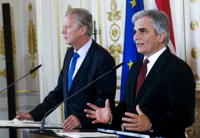 Bundeskanzler Werner Faymann (r.) mit Vizekanzler und Bundesminister Reinhold Mitterlehner (l.) beim Pressefoyer nach dem Ministerrat am 25. November 2014.