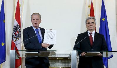 Bundeskanzler Werner Faymann (r.) mit Vizekanzler und Bundesminister Reinhold Mitterlehner (l.) beim Pressefoyer nach dem Ministerrat am 25. November 2014.