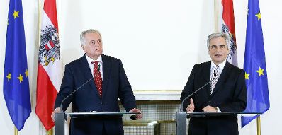 Am 26. November 2014 gab Bundeskanzler Werner Faymann (r.) gemeinsam mit Sozialminister Rudolf Hundstorfer (l.) eine Pressekonferenz zum Thema &quot;Pensionen&quot;.