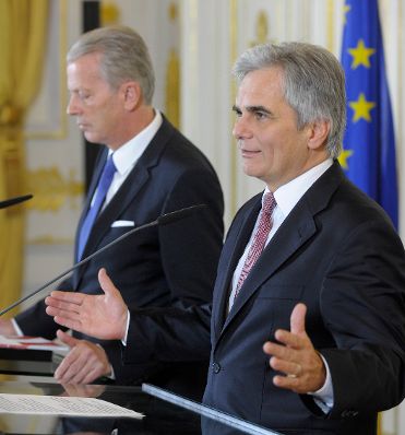 Bundeskanzler Werner Faymann (r.) mit Vizekanzler und Bundesminister Reinhold Mitterlehner (l.) beim Pressefoyer nach dem Ministerrat am 2. Dezember 2014.