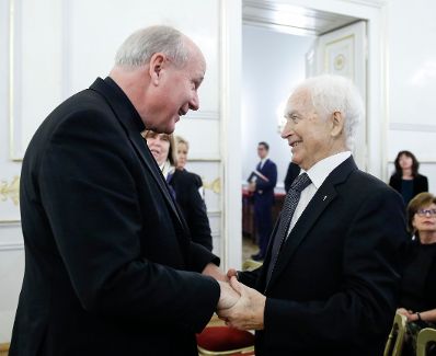 Am 2. Dezember 2014 &uuml;berreichte Bundeskanzler Werner Faymann und Kunst- und Kulturminister Josef Ostermayer das &Ouml;sterreichische Ehrenkreuz f&uuml;r Wissenschaft und Kunst an den Kolping- Ehrenpr&auml;ses Ludwig Zack (r.). Im Bild mit Kardinal Christoph Sch&ouml;nborn (l.).