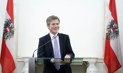 Am 2. Dezember 2014 &uuml;berreichte Bundeskanzler Werner Faymann und Kunst- und Kulturminister Josef Ostermayer (im Bild) das &Ouml;sterreichische Ehrenkreuz f&uuml;r Wissenschaft und Kunst an den Kolping- Ehrenpr&auml;ses Ludwig Zack.