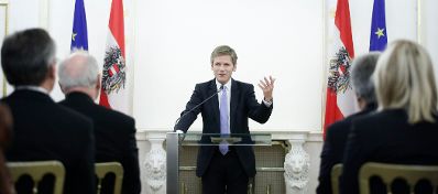 Am 2. Dezember 2014 &uuml;berreichte Bundeskanzler Werner Faymann und Kunst- und Kulturminister Josef Ostermayer (im Bild) das &Ouml;sterreichische Ehrenkreuz f&uuml;r Wissenschaft und Kunst an den Kolping- Ehrenpr&auml;ses Ludwig Zack.