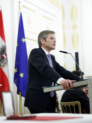 Am 2. Dezember 2014 &uuml;berreichte Bundeskanzler Werner Faymann und Kunst- und Kulturminister Josef Ostermayer (im Bild) das &Ouml;sterreichische Ehrenkreuz f&uuml;r Wissenschaft und Kunst an den Kolping- Ehrenpr&auml;ses Ludwig Zack.