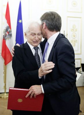 Am 2. Dezember 2014 &uuml;berreichte Bundeskanzler Werner Faymann und Kunst- und Kulturminister Josef Ostermayer (r.) das &Ouml;sterreichische Ehrenkreuz f&uuml;r Wissenschaft und Kunst an den Kolping- Ehrenpr&auml;ses Ludwig Zack (l.).