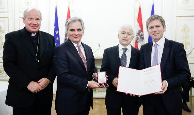 Am 2. Dezember 2014 &uuml;berreichte Bundeskanzler Werner Faymann (m.l.) und Kunst- und Kulturminister Josef Ostermayer (r.) das &Ouml;sterreichische Ehrenkreuz f&uuml;r Wissenschaft und Kunst an den Kolping- Ehrenpr&auml;ses Ludwig Zack (m.r.). Im Bild mit Kardinal Christoph Sch&ouml;nborn (l.).