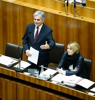 Am 10. Dezember 2014 sprach Bundeskanzler Werner Faymann (l.) in der Aktuellen Stunde bei der Nationalratssitzung im Parlament zum Thema &quot;Hypo-Group-Alpe-Adria&quot;. Im Bild mit Staatssekret&auml;rin Sonja Ste&szlig;l (r.).