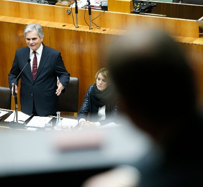 Am 10. Dezember 2014 sprach Bundeskanzler Werner Faymann (l.) in der Aktuellen Stunde bei der Nationalratssitzung im Parlament zum Thema &quot;Hypo-Group-Alpe-Adria&quot;. Im Bild mit Staatssekret&auml;rin Sonja Ste&szlig;l (r.).