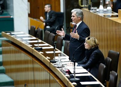 Am 10. Dezember 2014 sprach Bundeskanzler Werner Faymann (l.) in der Aktuellen Stunde bei der Nationalratssitzung im Parlament zum Thema &quot;Hypo-Group-Alpe-Adria&quot;. Im Bild mit Staatssekret&auml;rin Sonja Ste&szlig;l (r.).