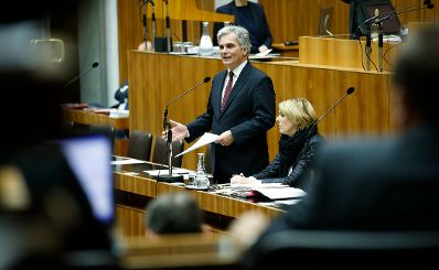 Am 10. Dezember 2014 sprach Bundeskanzler Werner Faymann (l.) in der Aktuellen Stunde bei der Nationalratssitzung im Parlament zum Thema &quot;Hypo-Group-Alpe-Adria&quot;. Im Bild mit Staatssekret&auml;rin Sonja Ste&szlig;l (r.).