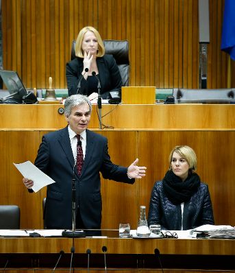 Am 10. Dezember 2014 sprach Bundeskanzler Werner Faymann (l.) in der Aktuellen Stunde bei der Nationalratssitzung im Parlament zum Thema &quot;Hypo-Group-Alpe-Adria&quot;. Im Bild mit Staatssekret&auml;rin Sonja Ste&szlig;l (r.).