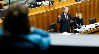Am 10. Dezember 2014 sprach Bundeskanzler Werner Faymann (l.) in der Aktuellen Stunde bei der Nationalratssitzung im Parlament zum Thema &quot;Hypo-Group-Alpe-Adria&quot;. Im Bild mit Staatssekret&auml;rin Sonja Ste&szlig;l (r.).