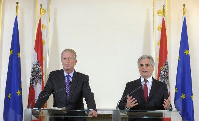 Bundeskanzler Werner Faymann (r.) mit Vizekanzler und Bundesminister Reinhold Mitterlehner (l.) beim Pressefoyer nach dem Ministerrat am 16. Dezember 2014.
