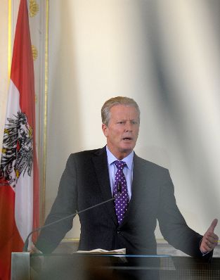 Vizekanzler und Bundesminister Reinhold Mitterlehner beim Pressefoyer nach dem Ministerrat am 16. Dezember 2014.
