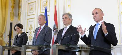 Am 23. Dezember 2014 gab Bundeskanzler Werner Faymann eine Pressekonferenz zum Bundesheer-Paket. Im Bild (v.l.n.r.) Innenministerin Johanna Mikl-Leitner, Vizekanzler Reinhold Mitterlehner, Bundeskanzler Werner Faymann und Verteidigungsminister Gerald Klug. 