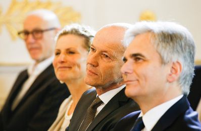 Am 10. Februar 2015 &uuml;berreichte Bundeskanzler Werner Faymann (r.) gemeinsam mit Kunst- und Kulturminister Josef Ostermayer die Urkunde, mit der Journalist Peter Resetarits (m.r.) der Berufstitel Professor verliehen wurde.