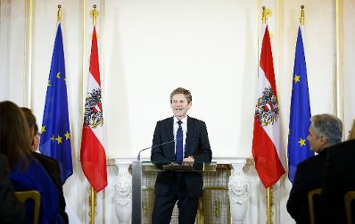 Am 10. Februar 2015 &uuml;berreichte Bundeskanzler Werner Faymann gemeinsam mit Kunst- und Kulturminister Josef Ostermayer (im Bild) die Urkunde, mit der Journalist Peter Resetarits der Berufstitel Professor verliehen wurde.