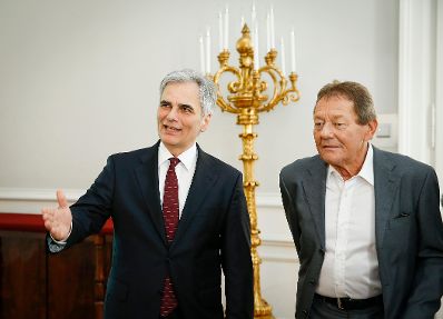 Am 10. April 2015 empfing Bundeskanzler Werner Faymann (l.) den Musiker Wolfgang Ambros (r.) im Bundeskanzleramt.