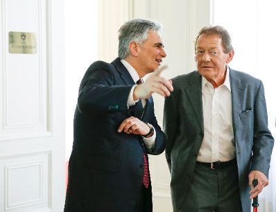 Am 10. April 2015 empfing Bundeskanzler Werner Faymann (l.) den Musiker Wolfgang Ambros (r.) im Bundeskanzleramt.