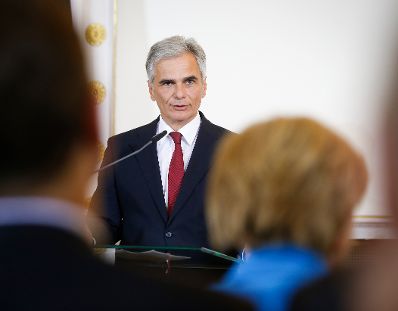 Am 27. August 2015 &uuml;berreichte Bundeskanzler Werner Faymann (im Bild) das Gro&szlig;e Goldene Ehrenzeichen am Bande f&uuml;r Verdienste um die Republik &Ouml;sterreich an die deutsche Bundeskanzlerin Angela Merkel im Bundeskanzleramt.