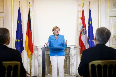 Am 27. August 2015 &uuml;berreichte Bundeskanzler Werner Faymann das Gro&szlig;e Goldene Ehrenzeichen am Bande f&uuml;r Verdienste um die Republik &Ouml;sterreich an die deutsche Bundeskanzlerin Angela Merkel (im Bild) im Bundeskanzleramt.