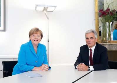 Am 27. August 2015 &uuml;berreichte Bundeskanzler Werner Faymann (r.) das Gro&szlig;e Goldene Ehrenzeichen am Bande f&uuml;r Verdienste um die Republik &Ouml;sterreich an die deutsche Bundeskanzlerin Angela Merkel (l.) im Bundeskanzleramt.