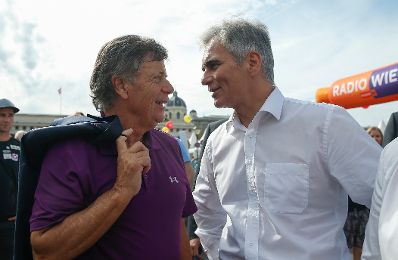 Am 19. September 2015 fand am Wiener Heldenplatz der Tag des Sports statt. Im Bild Bundeskanzler Werner Faymann (r.) mit dem Pr&auml;sidenten des &Ouml;sterreichischen Skiverbandes Peter Schr&ouml;cksnadel (l.).