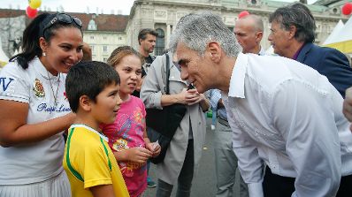 Am 19. September 2015 fand am Wiener Heldenplatz der Tag des Sports statt. Im Bild Bundeskanzler Werner Faymann (r.).