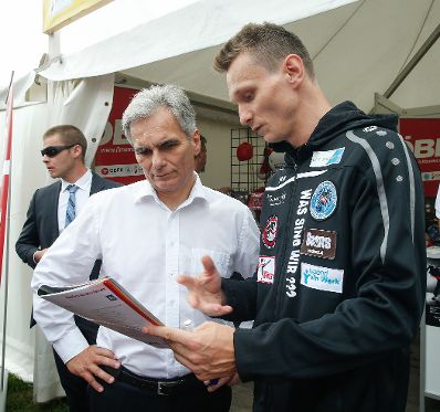 Am 19. September 2015 fand am Wiener Heldenplatz der Tag des Sports statt. Im Bild Bundeskanzler Werner Faymann (l.).