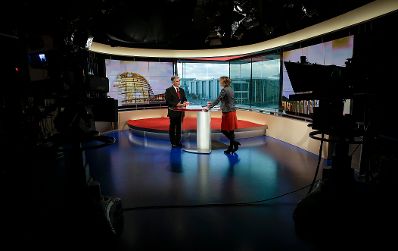 Am 19. November 2015 gab Bundeskanzler Werner Faymann (l.) im Rahmen seines Besuchs in Berlin ein Interview beim ARD-Morgenmagazin. Im Bild mit der Moderatorin Christiane Meier (r.).