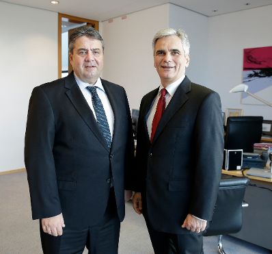 Am 19. November 2015 traf Bundeskanzler Werner Faymann (r.) im Rahmen seines Besuchs in Berlin den deutschen Vizekanzler Sigmar Gabriel (l.) zu einem Gespr&auml;ch.