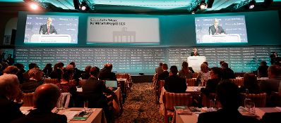 Am 19. November 2015 hielt Bundeskanzler Werner Faymann (im Bild) im Rahmen seines Besuchs in Berlin die Er&ouml;ffnungsrede beim Wirtschaftsgipfel der S&uuml;ddeutschen Zeitung.