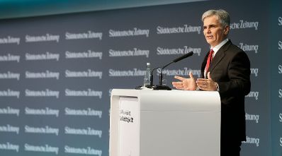 Am 19. November 2015 hielt Bundeskanzler Werner Faymann (im Bild) im Rahmen seines Besuchs in Berlin die Er&ouml;ffnungsrede beim Wirtschaftsgipfel der S&uuml;ddeutschen Zeitung.