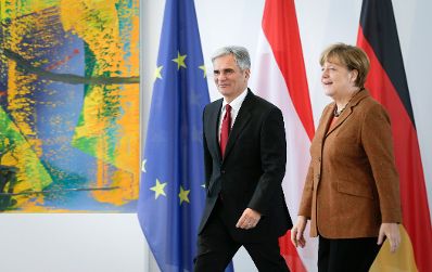 Am 19. November 2015 traf Bundeskanzler Werner Faymann (l.) im Rahmen seines Besuchs in Berlin die deutsche Bundeskanzlerin Angela Merkel (r.) zu einem Gespr&auml;ch.